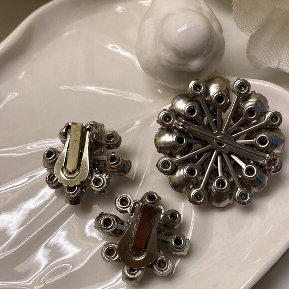 RHINESTONE MULTI-TIERED BROOCH & CLIP EARRINGS - Picture 7 of 8